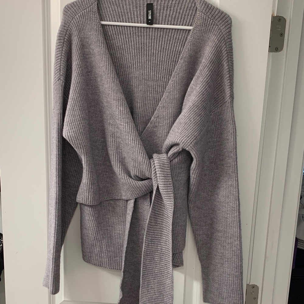 STYLEWE Grey Ribbed V-Neck Sweater. NWOT